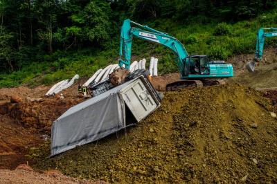 Calw-Hirsau: LKW kippt auf Erddeponie um